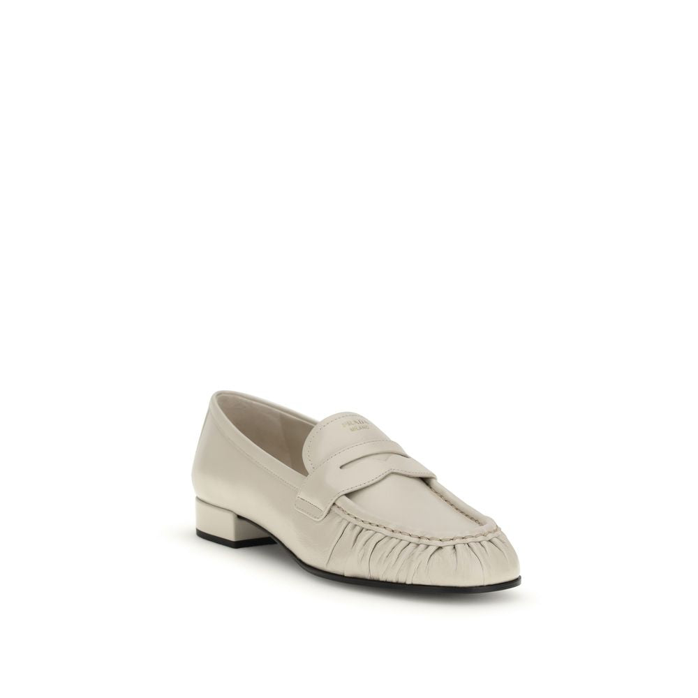 Mocassins à enfiler Prada en cuir de veau beige (Bos Taurus)