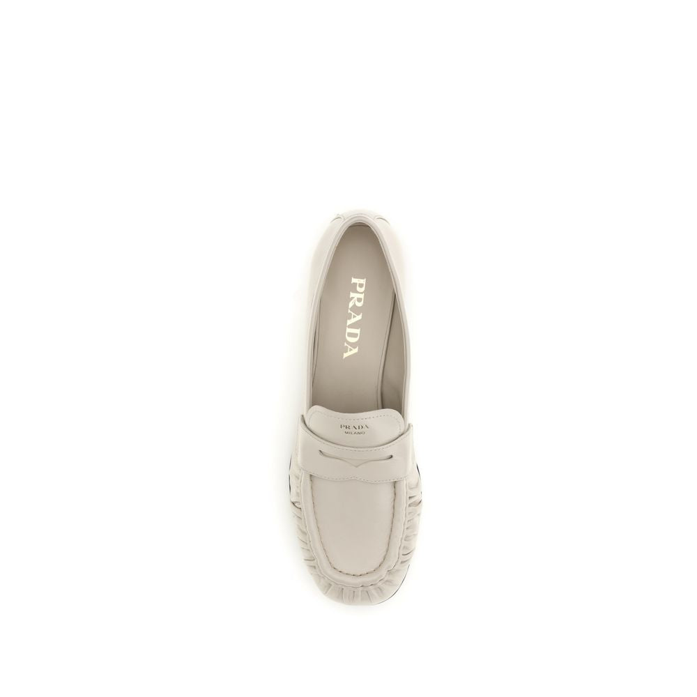 Mocassins à enfiler Prada en cuir de veau beige (Bos Taurus)