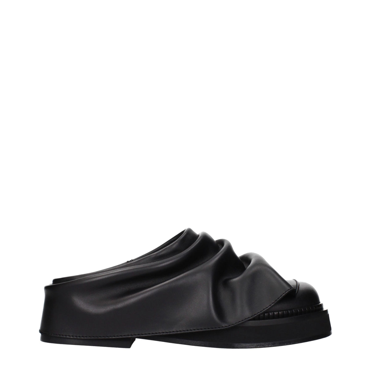 Las pantuflas Attico de piel negra