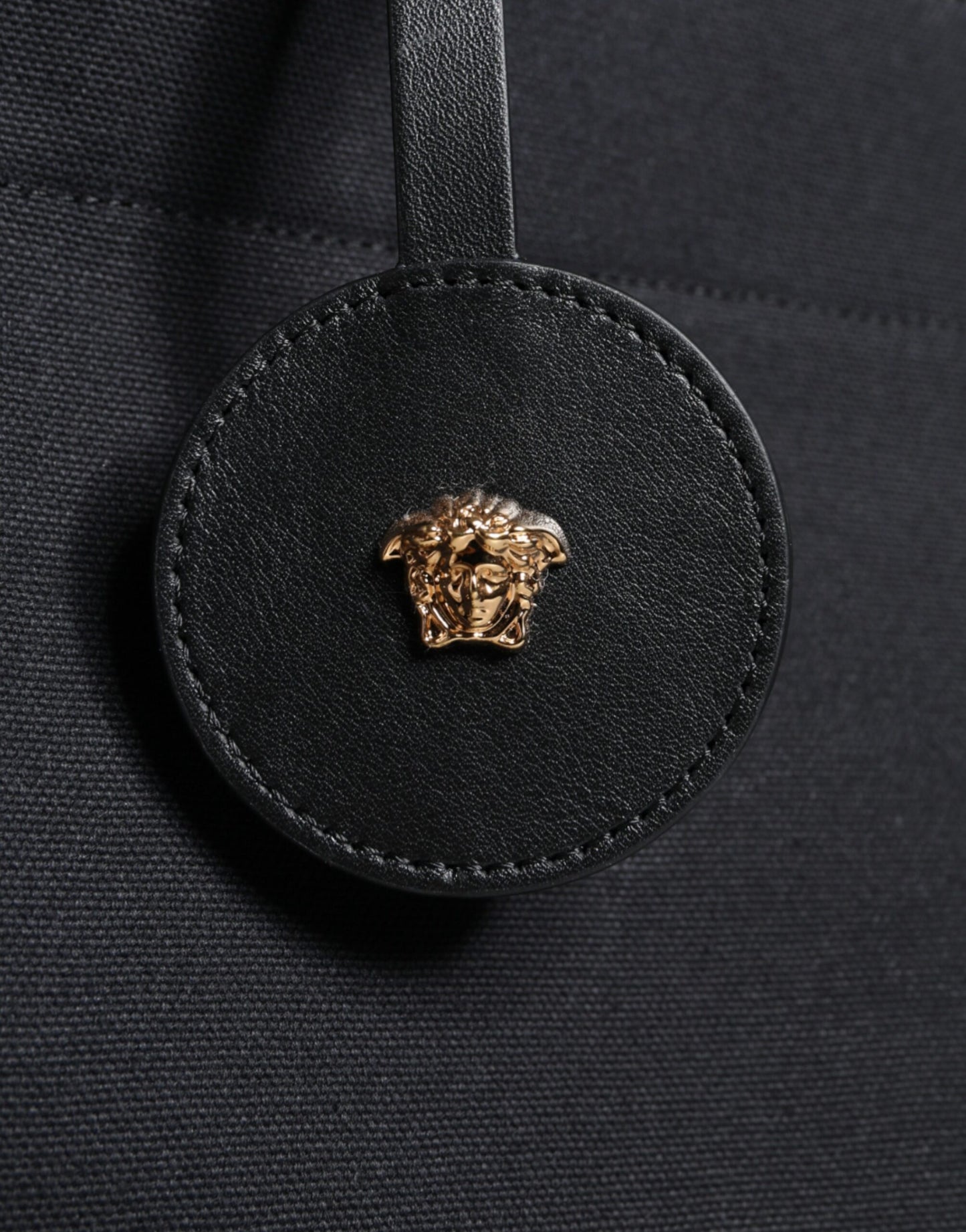 Borsa a tracolla Versace in tela e pelle nera con logo e manico superiore