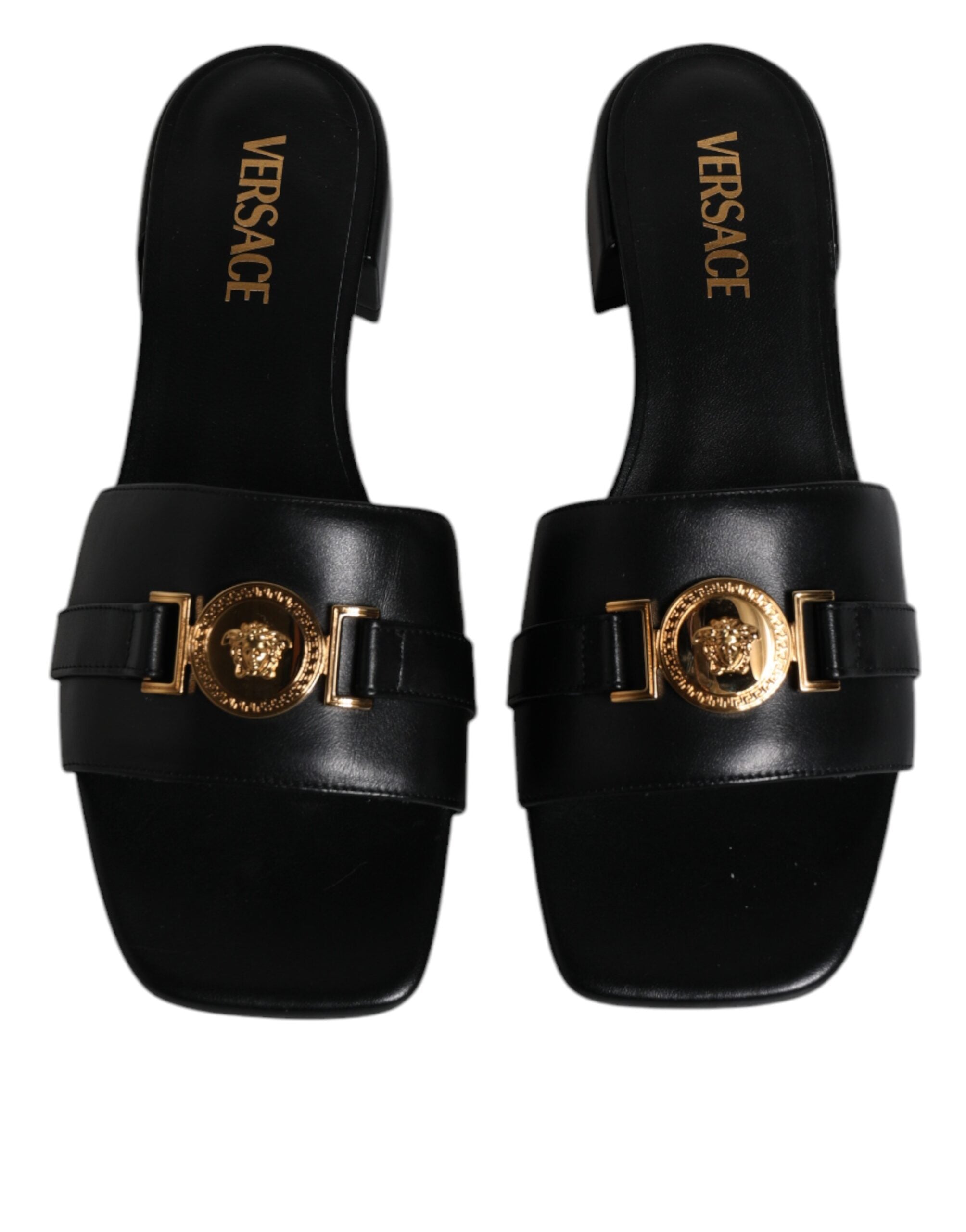 Scarpe basse slip-on con placca logo in pelle nera Versace