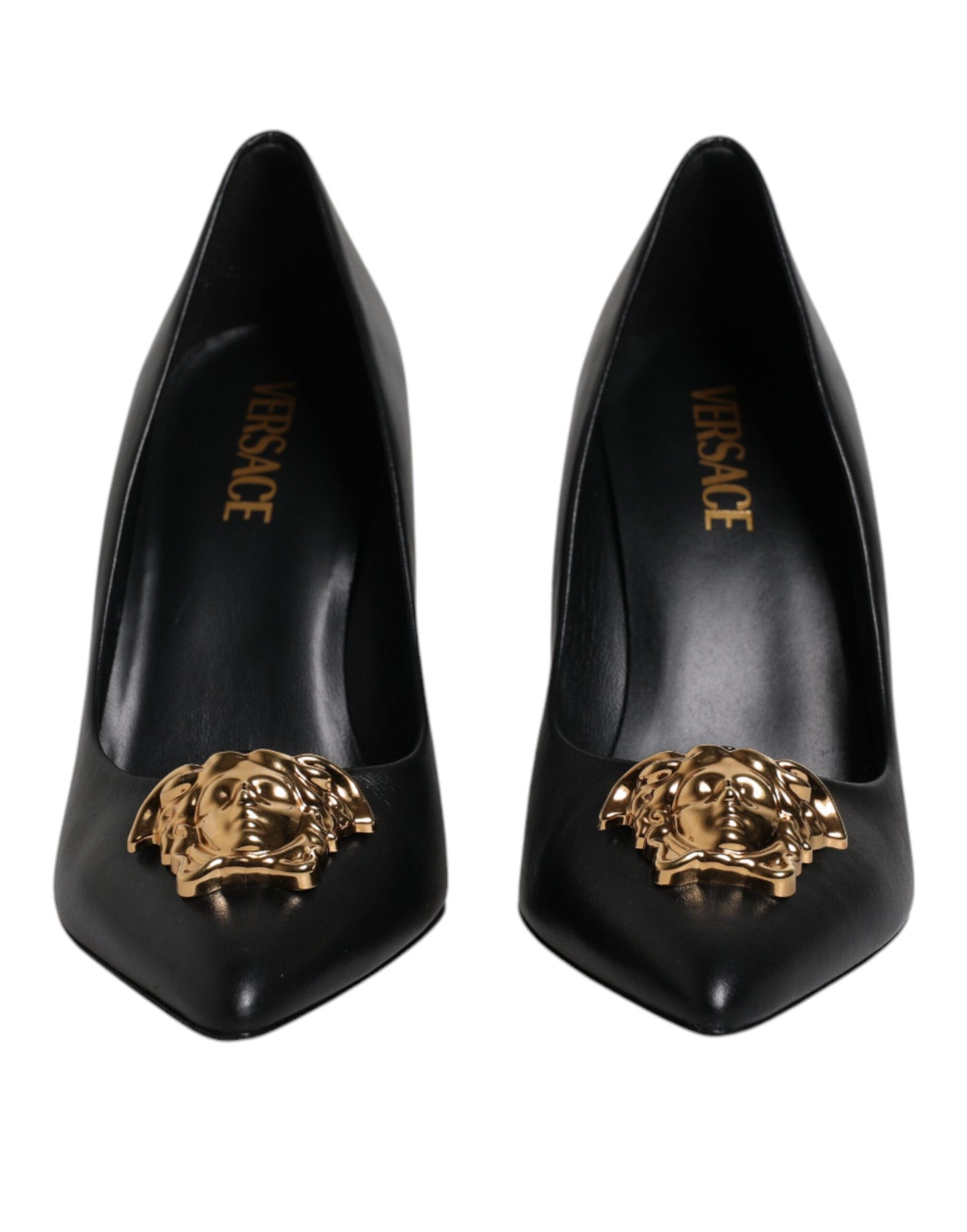 Scarpe con tacco alto e placca logo in pelle nera Versace