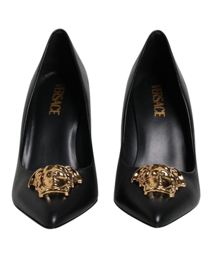 Scarpe con tacco alto e placca logo in pelle nera Versace