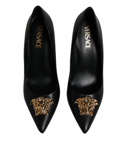 Scarpe con tacco alto e placca logo in pelle nera Versace