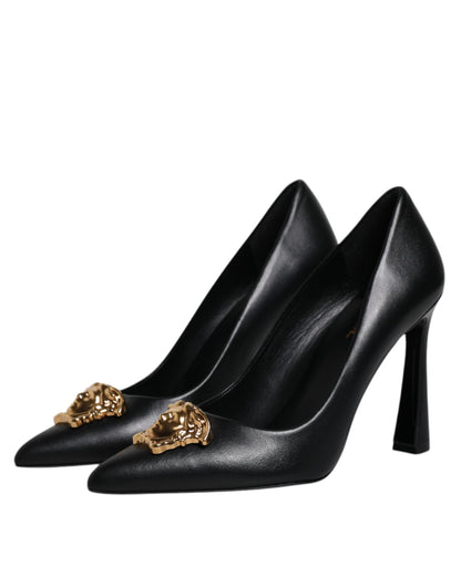 Scarpe con tacco alto e placca logo in pelle nera Versace