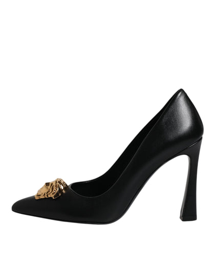 Scarpe con tacco alto e placca logo in pelle nera Versace