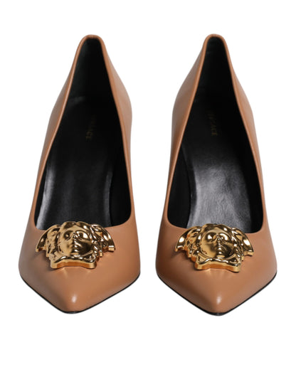 Scarpe con tacco alto e placca logo in pelle marrone Versace