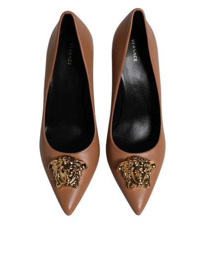 Scarpe con tacco alto e placca logo in pelle marrone Versace
