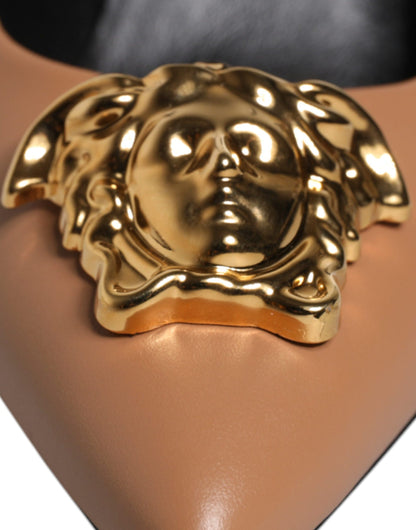Scarpe con tacco alto e placca logo in pelle marrone Versace