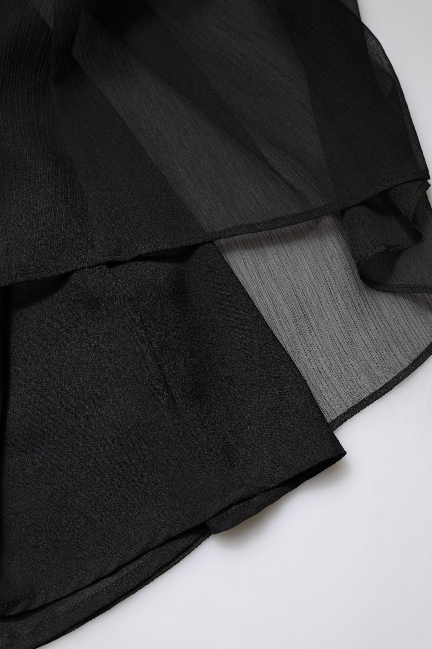Abito lungo senza maniche in tulle nero con perle di Marciano by Guess