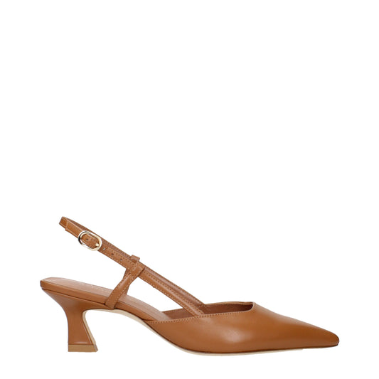 Décolleté Stuart Weitzman in pelle marrone con tacco medio