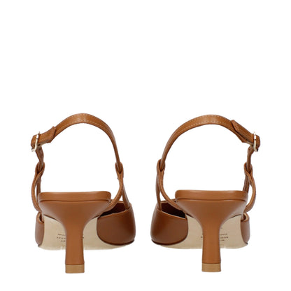 Décolleté Stuart Weitzman in pelle marrone con tacco medio